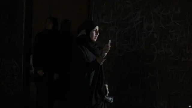 Дівчина фотографує зруйнований комплекс Баб аль-Азізія