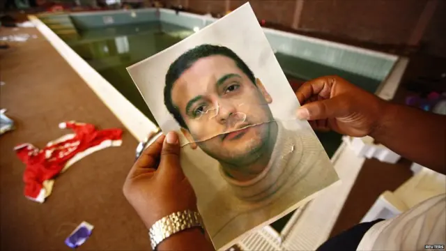 Фото сина Каддафі Ганнібала в руках відвідувача комплексу