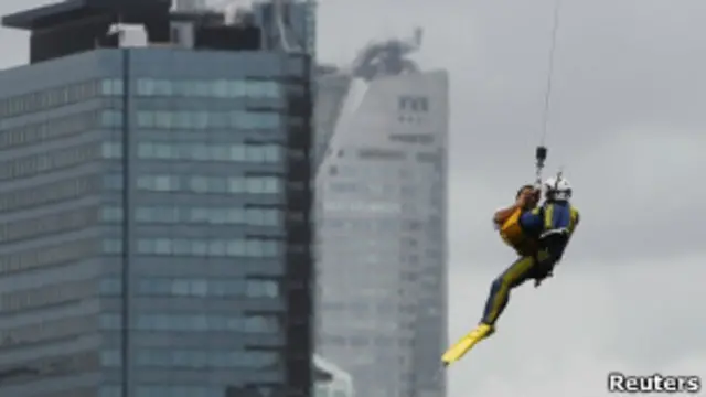 токийский спасатель с человеком