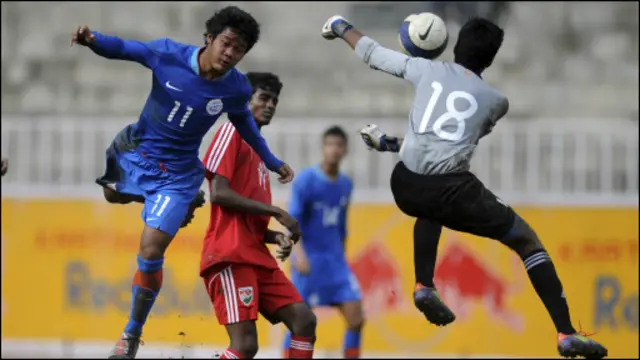 एक घरेलू मैच को खेलते भारतीय खिलाड़ी