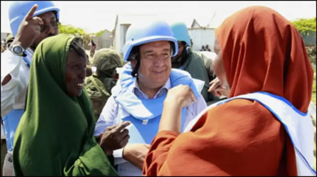 ဒုက္ခသည်တွေနဲ့ စကားပြောနေတဲ့ Antonio Guterres