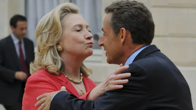 Sarkozy menyambut Hillary Clinton 