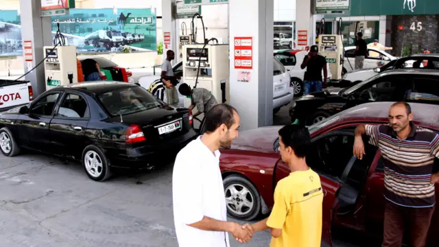 Warga Libia antri bensin