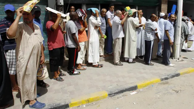 Warga Libia antri membeli roti