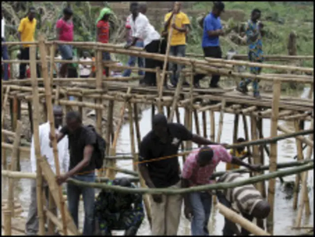 နိုင်ဂျီးရီးယား ပြည်သူတွေ ရေကြီးလို့ ယာယီ တံတား ပေါ်က ဖြတ်ပြေးကြ