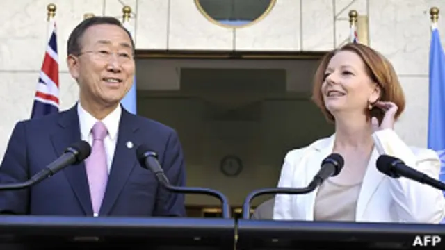 潘基文（左）与吉拉德在堪培拉国会大楼前会见媒体记者（3/9/2011）