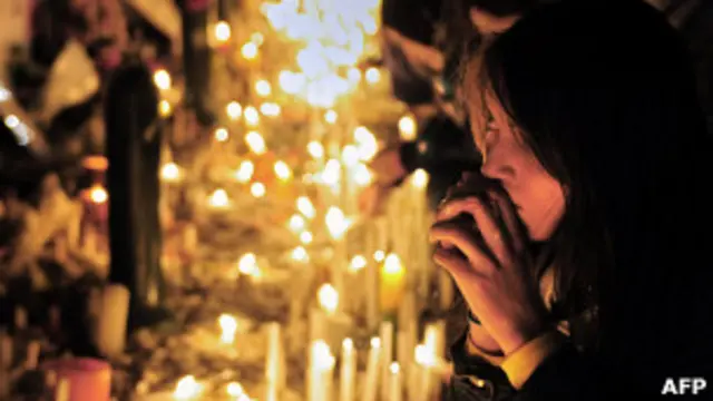 Chica rezando frente a TVN