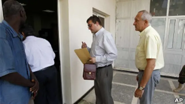 На зустріч з затриманими прийшли українські дипломати. МЗС України запевняє, що у затриманих достатньо води і їжі