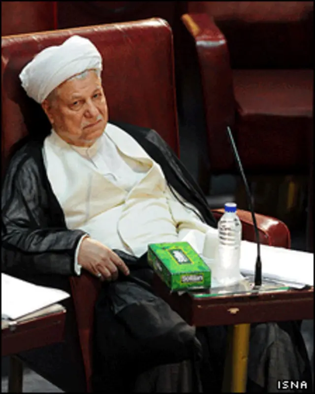 خبرگزاری رسمی جمهوری اسلامی می گوید که موقعیت نشستن اکبر هاشمی رفسنجانی، عکاسی از او را دشوار کرده بود