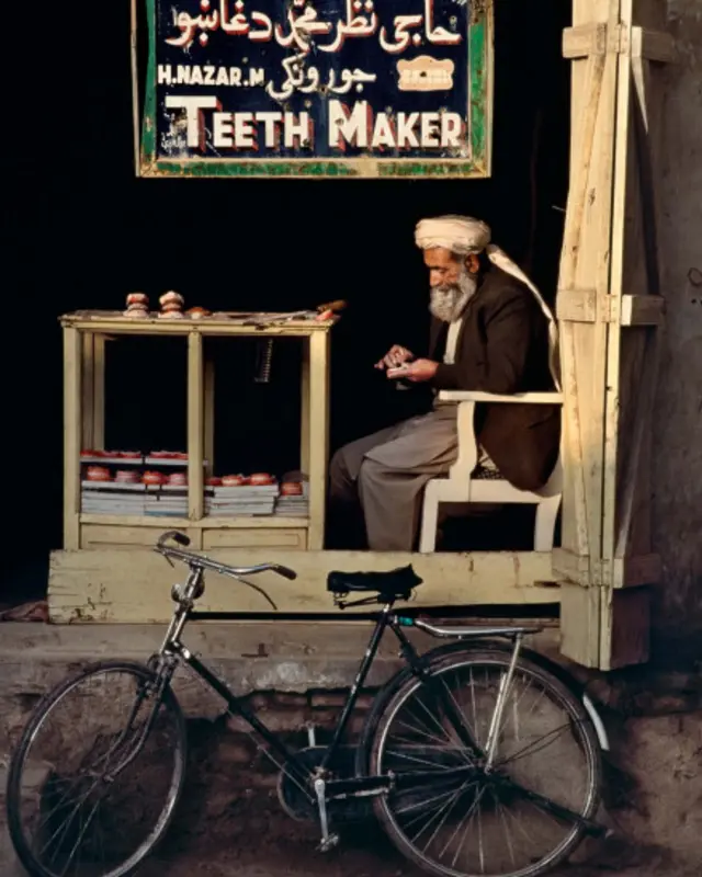 "گشت و گذار در افغانستان" عنوان نمایشگاه عکس های استیو مک کوری، عکاس مشهور جهان است که در شهر فرانکفورت آلمان برگزار شده است. 