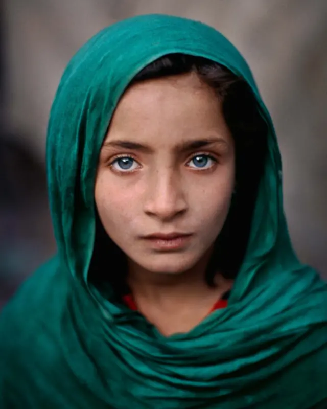 در سال 1979 عکس های استیو مک کوری در افغانستان و جنگ میان افغان‌ها و ارتش روسیه توجه رسانه های بین المللی را به خود جلب کرد .
کارهای او بخصوص آثارش در نشنال جئوگرافیک و چندین مجله جهانی در سال 1998 جوایز متعددی برای او به ارمغان آورد.
