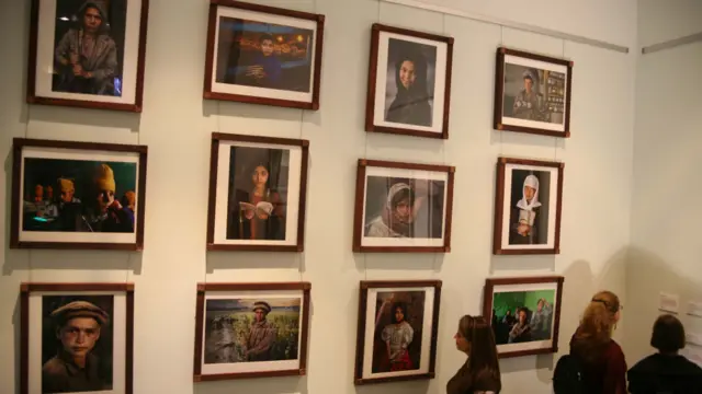  استیو مک کوری دربیست و سوم آوریل 1950 در فیلادلفیا به دنیا آمد و پس از تمام کردن درس در زمینه تاریخ و فیلمبرداری در دانشگاه پنسلوانیا عکاسی را به صورت آزاد آغاز کرد. عکس و متن: از محمدرضا شیرمحمدی