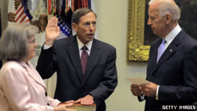 彼得雷烏斯宣誓就任中央情報局局長。