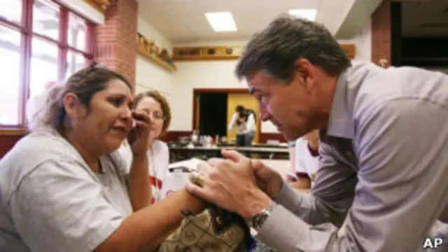 得州州长佩里慰问灾民