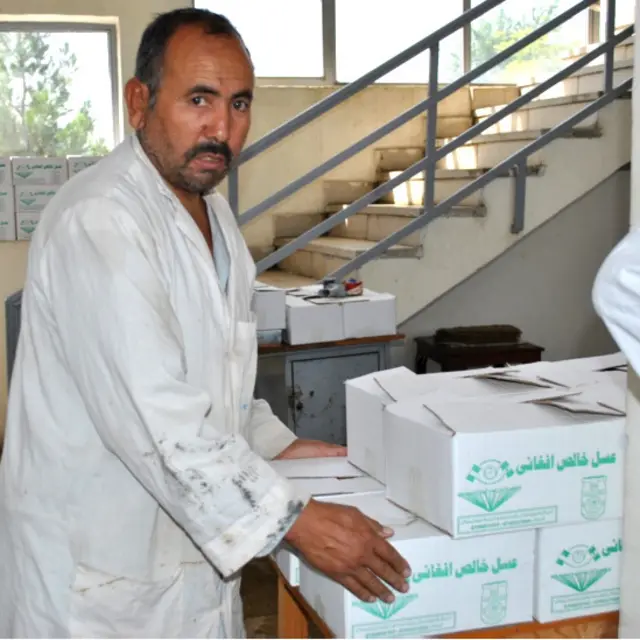 عسل داخلی در افغانستان در سایه واردات عسل خارجی بازار محدودی دارد.