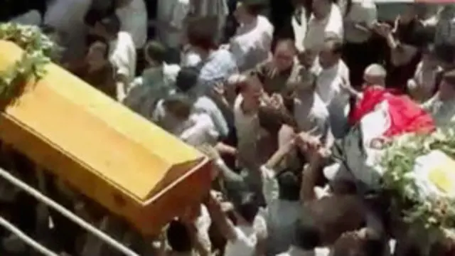 Pengunjuk rasa meneriakkan slogan anti-Assad saat pemakaman