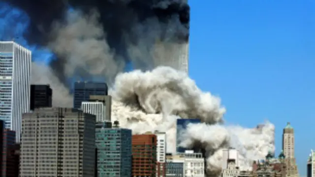 برج های دوقلو در حال ریزش