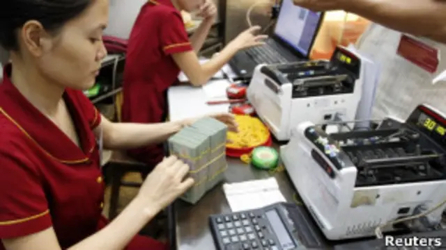 Nhu cầu vàng lớn kéo theo nhu cầu đôla tăng do muốn nhập vàng phải có đôla.