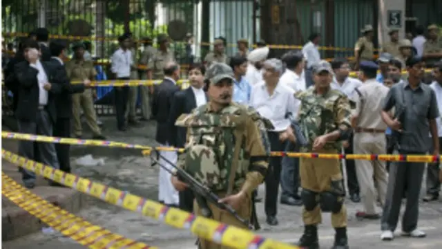 अधिकारी की मौत के मामले में पुलिस ने अभी कोई गिरफ्तारी नहीं की है