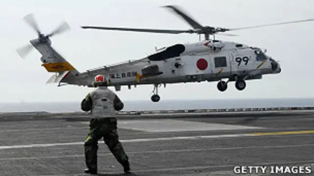 日本海上自卫队一架SH-70B直升机在美国里根号航空母舰上（13/3/2011）