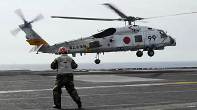 Trực thăng của Nhật hạ cánh xuống hàng không mẫu hạm USS USS Ronald Reagan