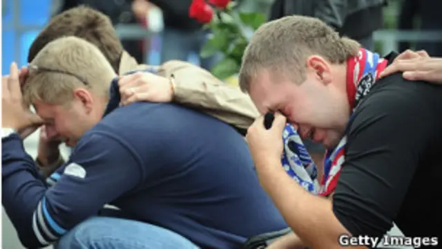 Admiradores lloran por los muertos de Lokomotiv Yaroslav