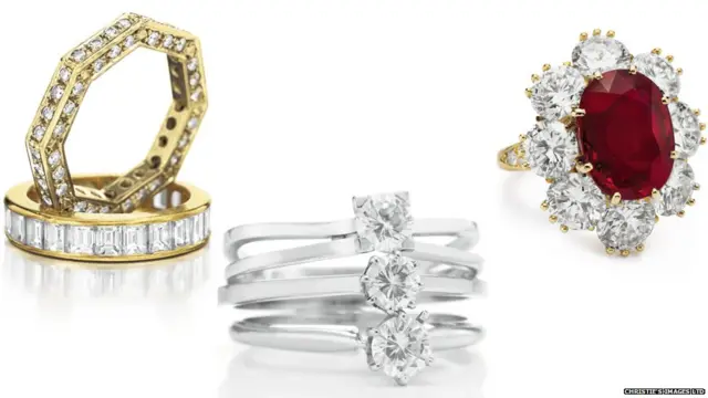 در این مجموعه چند حلقه دیگر هم هست. دو حلقه ازدواج که ریچارد برتون برای ازدواج الیزابت تیلور در سال های ۱۹۶۴ و ۱۹۷۵ به او هدیه داد (حلقه های سمت چپ) و سه حلقه الماس که او پس از پیروزی بر همسرش در مسابقه پنگ پنگ جایزه گرفت (وسط) و حلقه الماسی که ریچارد برتون در سال ۱۹۶۸ به عنوان کادوی کریسمس در جوراب بابانوئل گذاشت.