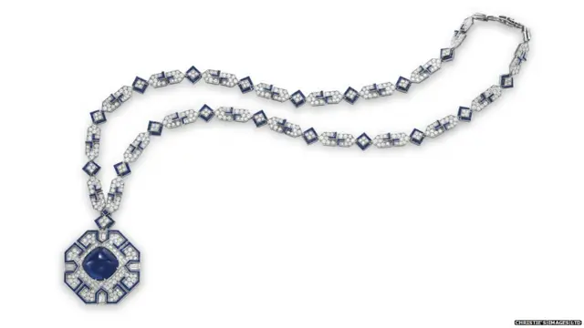 یاقوت کبود۵۲.۷۲ قیراطی هدیه ای از ریچارد برتون برای چهلمین سالگرد تولد الیزابت تیلور در سال ۱۹۷۲.