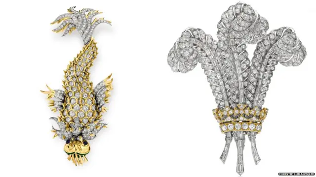 گل سینه‌ سمت چپ را که به شب ایگوانا معروف است، ریچارد برتون در شب اکران فیلم شب ایگوانا با بازی الیزابت تیلور در سال ۱۹۶۴ به او هدیه داد.گل سینه سمت راستی، زمانی متعلق به دوشس ویندزور بود. الیزابت تیلور این گل سینه سه پر را در یک حراجی در سال ۱۹۸۷ پس از مرگ دوشس خرید.