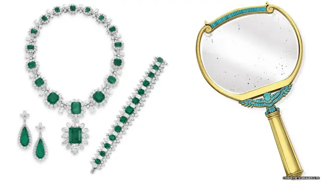 یک مجموعه زمرد از بولگاری و یک "آینه کلئوپاترایی" بخشی از جواهراتی است که الیزابت تیلور در سفرهای متعددش به رم هنگام ساخت فیلم تاریخی کلئوپاترا خرید. مجموعه ای از این جواهرات در یک تور جهانی سه ماهه که از پانزدهم سپتامبر آغاز می شود به نمایش در می آید. پس از آن، در روز سیزدهم دسامبر، این قطعه ها در حراجی کریستی، چوب حراج خواهند خورد.