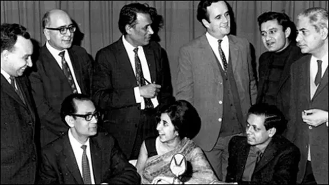 बाएँ से खड़े हुए - गोपाल भानोट, पुरुषोत्तम लाल पाहवा, रत्नाकर भारतीय, मार्क टली, गौरीशंकर जोशी और आले हसन बाएँ से बैठे हुए - हिमांशु कुमार, सुषमा दत्ता और ओंकारनाथ श्रीवास्तव.