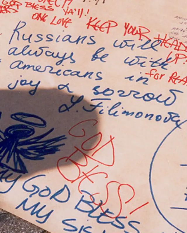 На асфальте расстелили большие листы бумаги и 