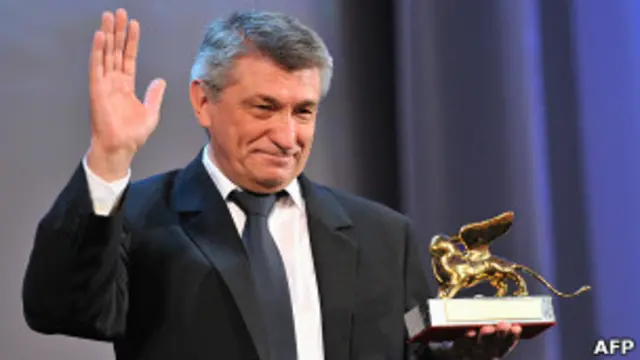 Александр Сокуров держит в руке статуэтку Золотого льва