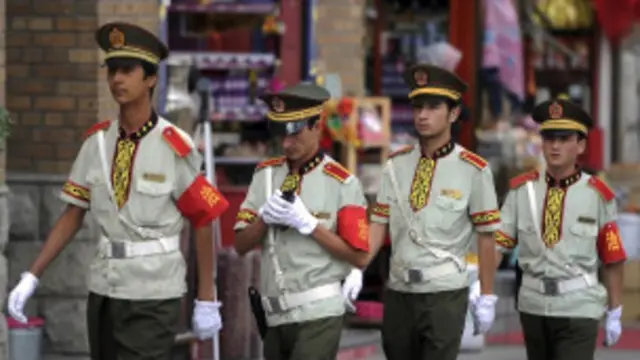 Aparat keamanan di Xinjiang