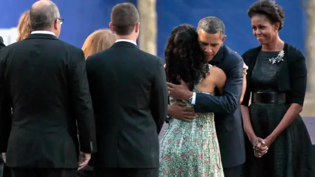 Barack Obama memeluk keluarga korban 