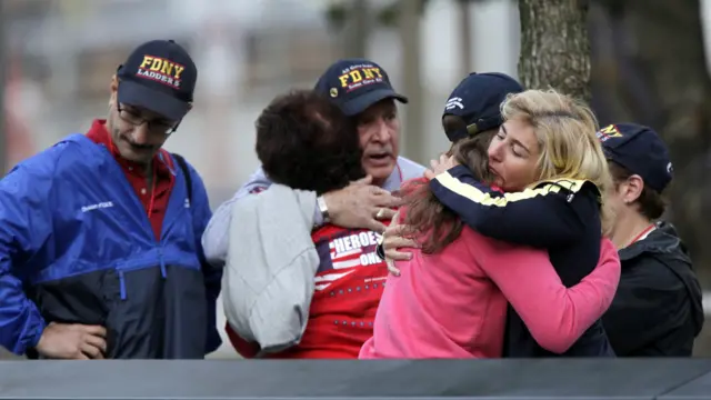 Warga menghadiri peringatan 