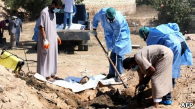 Раскопки на месте братской могилы