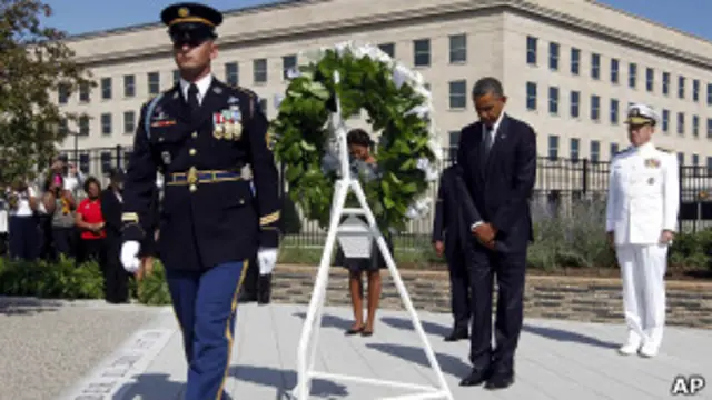 Obama coloca una ofrenda frente al Pentágono