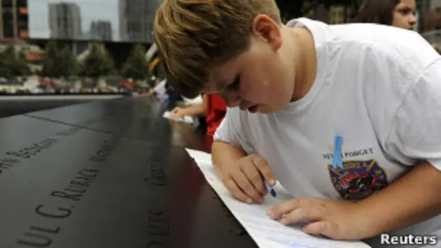 Niño frota con un crayón el nombre de su padre
