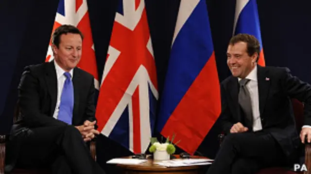 卡梅伦（左）在法国多维尔出席G8峰会之际与梅德韦杰夫会面（26/5/2011）