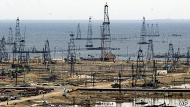 Нефтяные вышки на берегу Каспийского моря