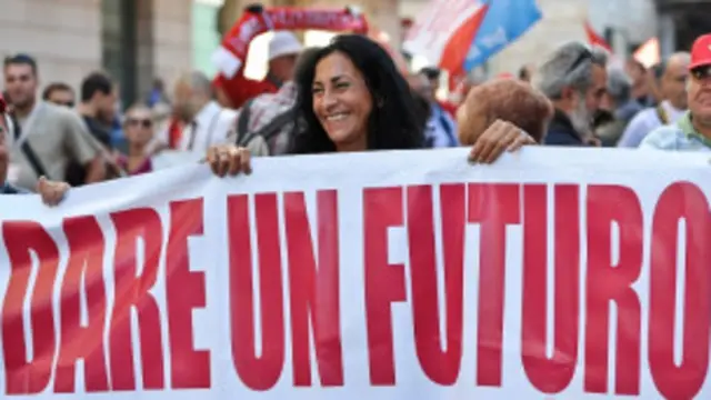 Kelompok buruh melakukan unjuk rasa menentang kebijakan penghematan anggaran Italia.