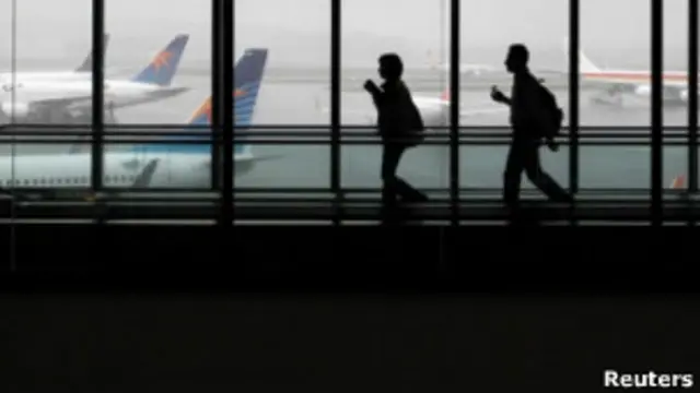 Passageiros desembarcam no aeroporto de Guarulhos