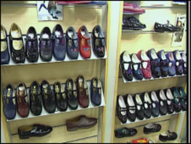 鞋店货架上的鞋子
