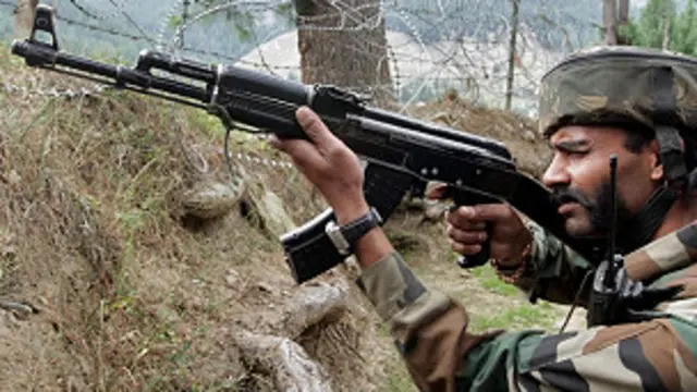 کشمیر کی پولیس میں تقریباً ڈیڑھ لاکھ تربیت یافتہ پولیس اہلکار ہیں