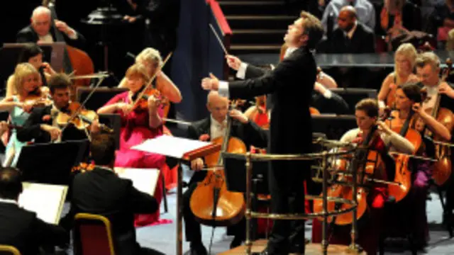 अमरीका में ऑर्केस्ट्रा को बस पुरानी पीढ़ी का सहारा है, नई पीढी इसके ज्यादा करीब नहीं है