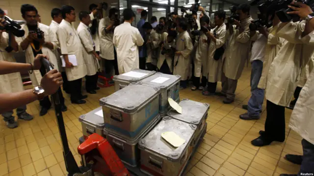 Wartawan menyaksikan pengahancuran uang palsu