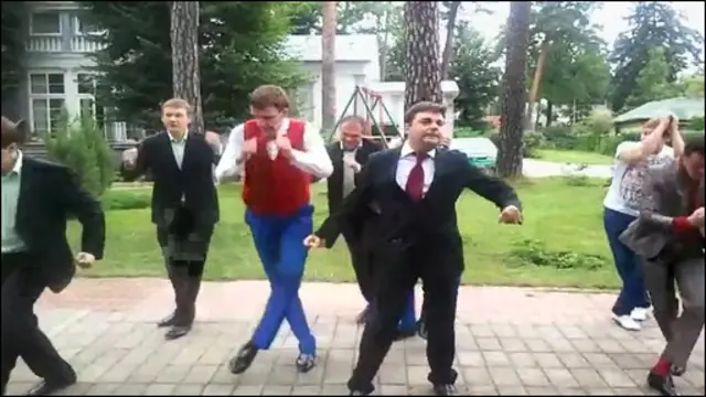 Parodi dansa ala Presiden Medvedev