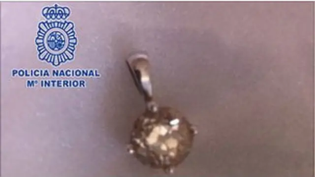 तीन दिन तक हीरे का लॉकेट हासिल नहीं किया जा सका