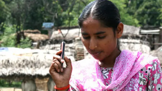 پنچایت کے ایک ممبر کا کہنا ہے کہ غیر شادی شدہ خواتین کے موبائل کے استعمال کی ممانعت کی حمایت سینکڑوں افراد نے کی